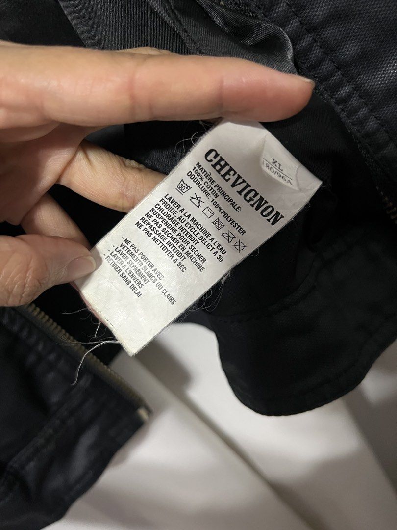 Chevignon Legend Label Jacket - Black (Category: Coats, Jackets and Outerwear) located in Baguio. Submitted by miisthyshop.ph (Listing ID 1456877047, Image 3). Description: CHEVIGNON® LEGEND LABEL Authentic Rough Label REGISTERED TRADEMARK Size: XL (International) / 180/96A (China standard sizing) Main Material (Matière Principale): 100% Coton (Cotton)Lining (Doublure): 100% Polyester .