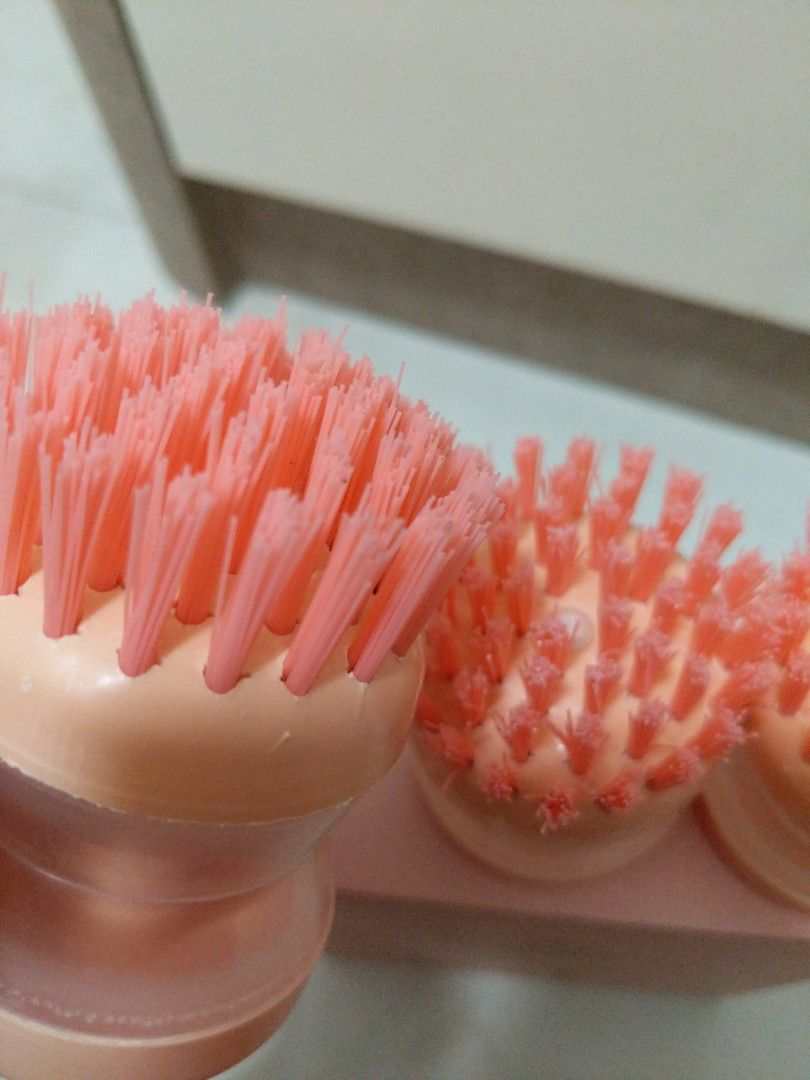 Cleaning brush （分類：清潔工具）位於 Hong Kong。 由 mskhan0304 提交（商品編號 1456870421，圖片 2）。簡介： &10/1 $30/3。