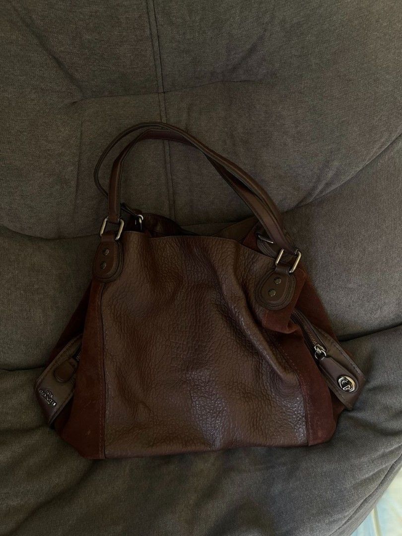 Coach Edie Burgundy Shoulder Bag (Category: Luxury Bags & Wallets) located in Manila. Submitted by iluvc4ts_ (Listing ID 1456890082, Image 1). Description: Coach Edie Burgundy Shoulder Bag 🔥 ₱9,500 / $155 Retail Price: $625 (39k) — Save over ₱29k! Slightly Negotiable!! Can do meet up sa malapit, South Caloocan Loc / Makati Area. Mode of Shipping: J&t, Lalamove, or Lbc para sa mga malalayo. Shipping fee is shouldered by the buyer. Thaankyouuu!! ❤