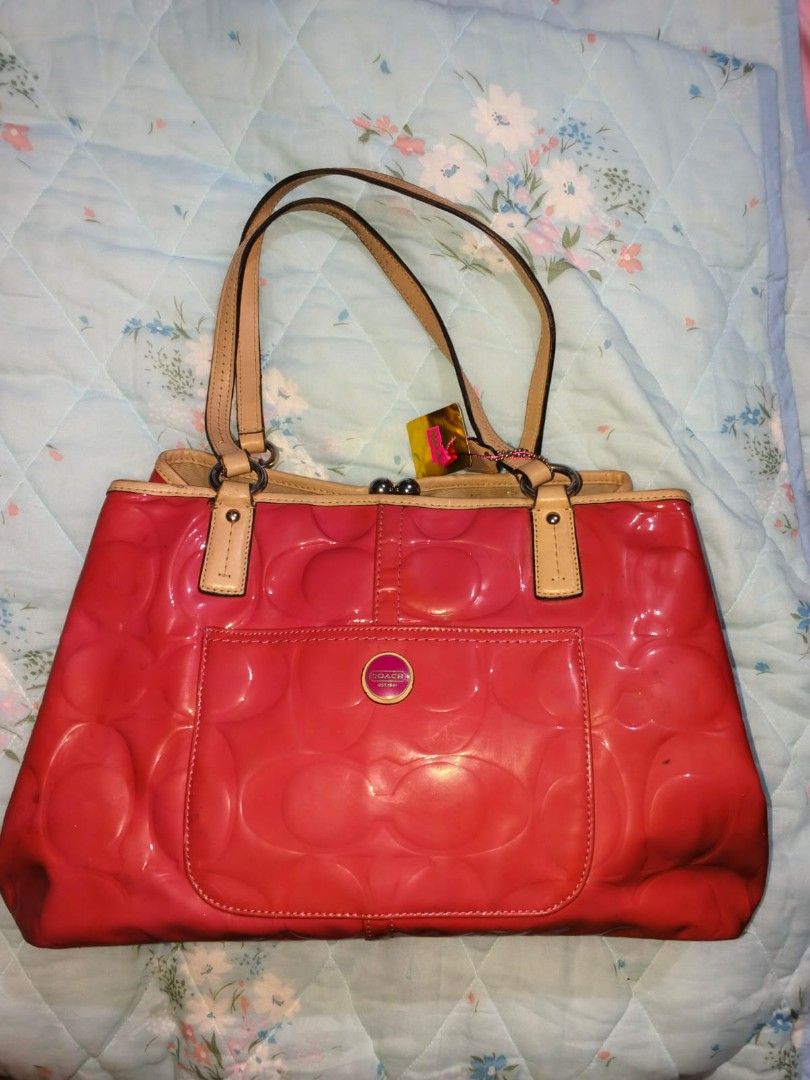 Coach Shoulder Bag Kiss Lock (Category: Luxury Bags & Wallets) located in Cabanatuan. Submitted by a3declutterco (Listing ID 1456941295, Image 2). Description: Can send photos. Preloved. Please manage expectations..