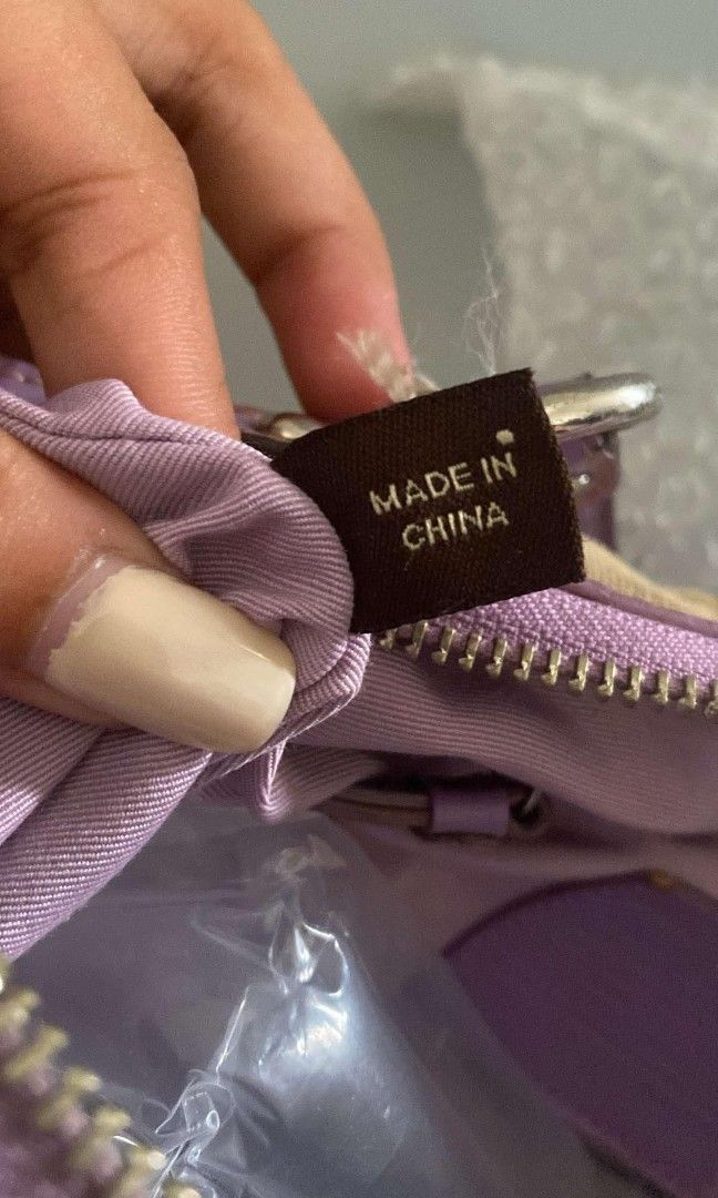 Coach signature Swing Bag (Category: Luxury Bags & Wallets) located in Manaoag. Submitted by nenachung (Listing ID 1456836394, Image 3). Description: With rubber lining issue and missing metal rivet on sling strap.