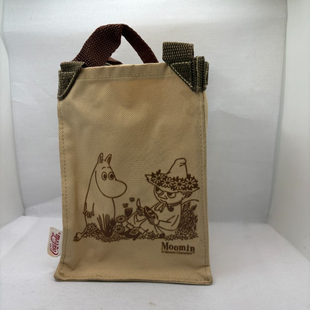 Coca-Cola /Moomin collaboration canvas lunch tote bag (Category: Tote Bags) located in Valenzuela. Submitted by cletini (Listing ID 1456915485, Image 1). Description: Moomintroll and Snufkin Moomin Canvas Tote Bag – Beige / Brown Cute and practical Moomin canvas tote bag in beige with brown handles and Moomin character print. Great for everyday use, errands, lunch, books, or as a small carry-all bag. Details: • Moomin character design • Beige can