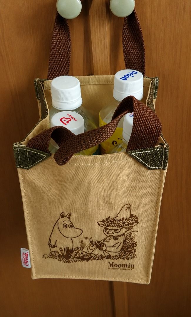 Coca-Cola /Moomin collaboration canvas lunch tote bag (Category: Tote Bags) located in Valenzuela. Submitted by cletini (Listing ID 1456915485, Image 2). Description: Moomintroll and Snufkin Moomin Canvas Tote Bag – Beige / Brown Cute and practical Moomin canvas tote bag in beige with brown handles and Moomin character print. Great for everyday use, errands, lunch, books, or as a small carry-all bag. Details: • Moomin character design • Beige can