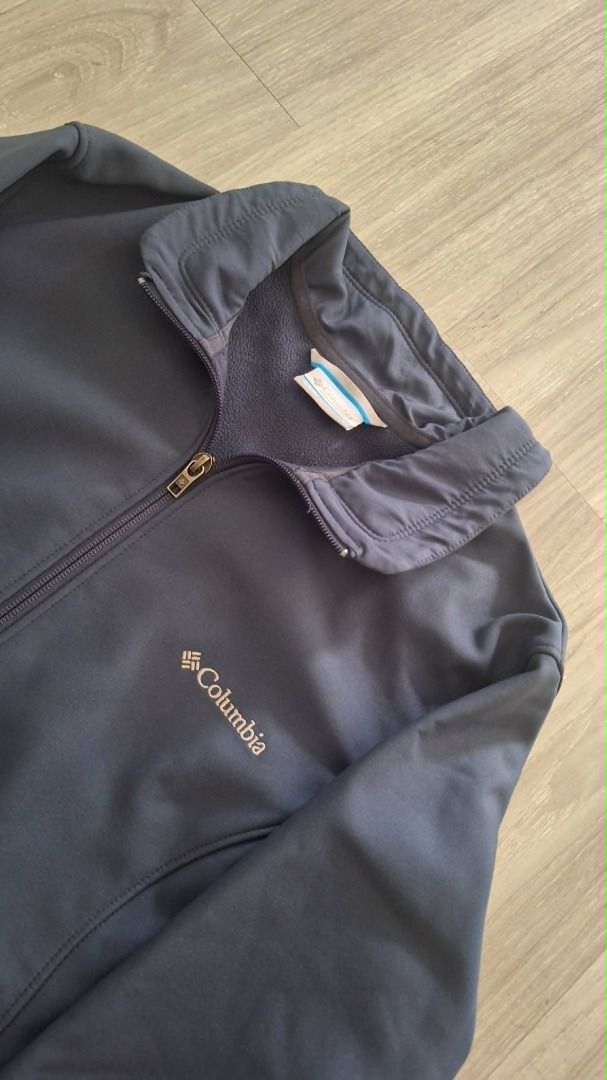 Columbia Softshell Jacket (Category: Coats, Jackets and Outerwear) located in Caloocan City. Submitted by archive404 (Listing ID 1456831652, Image 2). Description: Columbia Softshell Jacket W - 20.5 L - 28 Large on Tag Condition: Excellent No Issue 🏷️ 749 + sf.