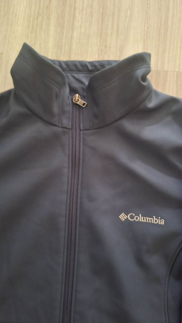 Columbia Softshell Jacket (Category: Coats, Jackets and Outerwear) located in Caloocan City. Submitted by archive404 (Listing ID 1456831652, Image 3). Description: Columbia Softshell Jacket W - 20.5 L - 28 Large on Tag Condition: Excellent No Issue 🏷️ 749 + sf.
