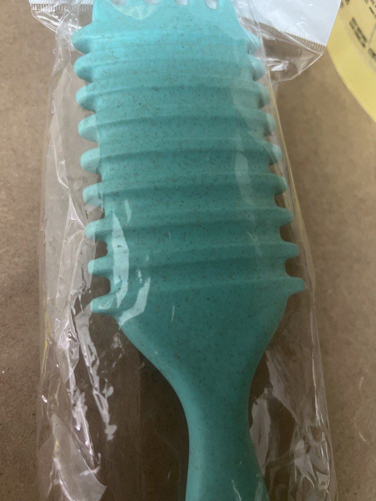 Comb (Category: Hair) located in Puchong. Submitted by gemilangperdanaenterprise (Listing ID 1456860850, Image 3). Description: Comb Brand new Long.