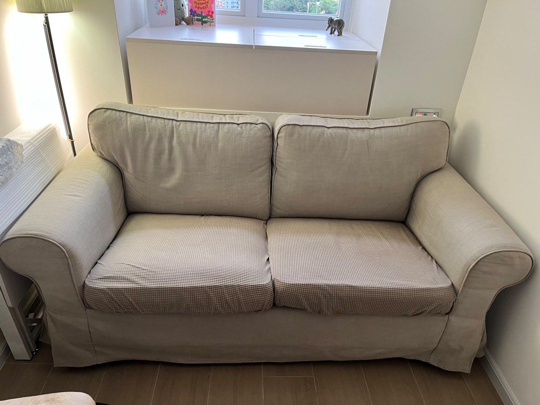 Comfortable 2-Seater Sofa （分類：梳化）位於 Hong Kong。 由 bibu0207 提交（商品編號 1456823708，圖片 2）。簡介： Selling a light beige 2-seater sofa. The seat cushions have a subtle checkered pattern. Fits well in most living spaces. Great for relaxing at home. Easy to maintain.。
