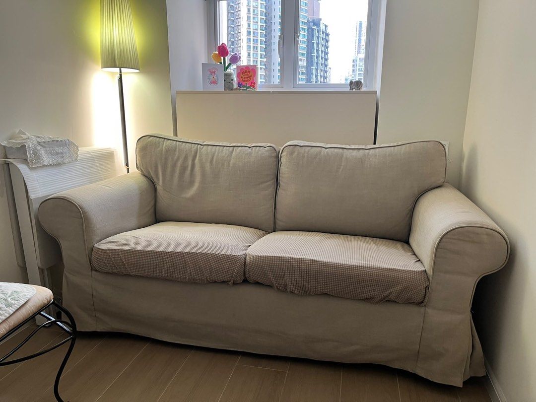 Comfortable 2-Seater Sofa （分類：梳化）位於 Hong Kong。 由 bibu0207 提交（商品編號 1456823708，圖片 1）。簡介： Selling a light beige 2-seater sofa. The seat cushions have a subtle checkered pattern. Fits well in most living spaces. Great for relaxing at home. Easy to maintain.。