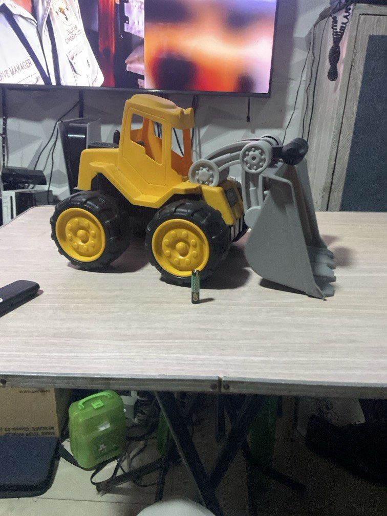 Construction excavator (big) (Category: Kids Toys) located in Manila. Submitted by carlance (Listing ID 1456953423, Image 2). Description: Big construction toy excavator by dream machine , Can be picked up at project 7 Q.C. near SM north Edsa.