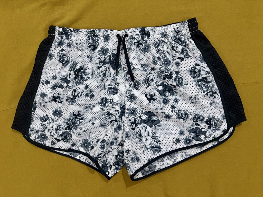 Cotton On BODY Active Shorts (Category: Shorts) located in Manila. Submitted by anabri (Listing ID 1456913121, Image 2). Description: - BODY Active Shorts Floral Print Mesh Sides S - Black mesh side panels for enhanced breathability - Ideal for workouts, running, or casual lounging - PLS SEE PHOTOS FOR DETAILS AND MEASUREMENTS.