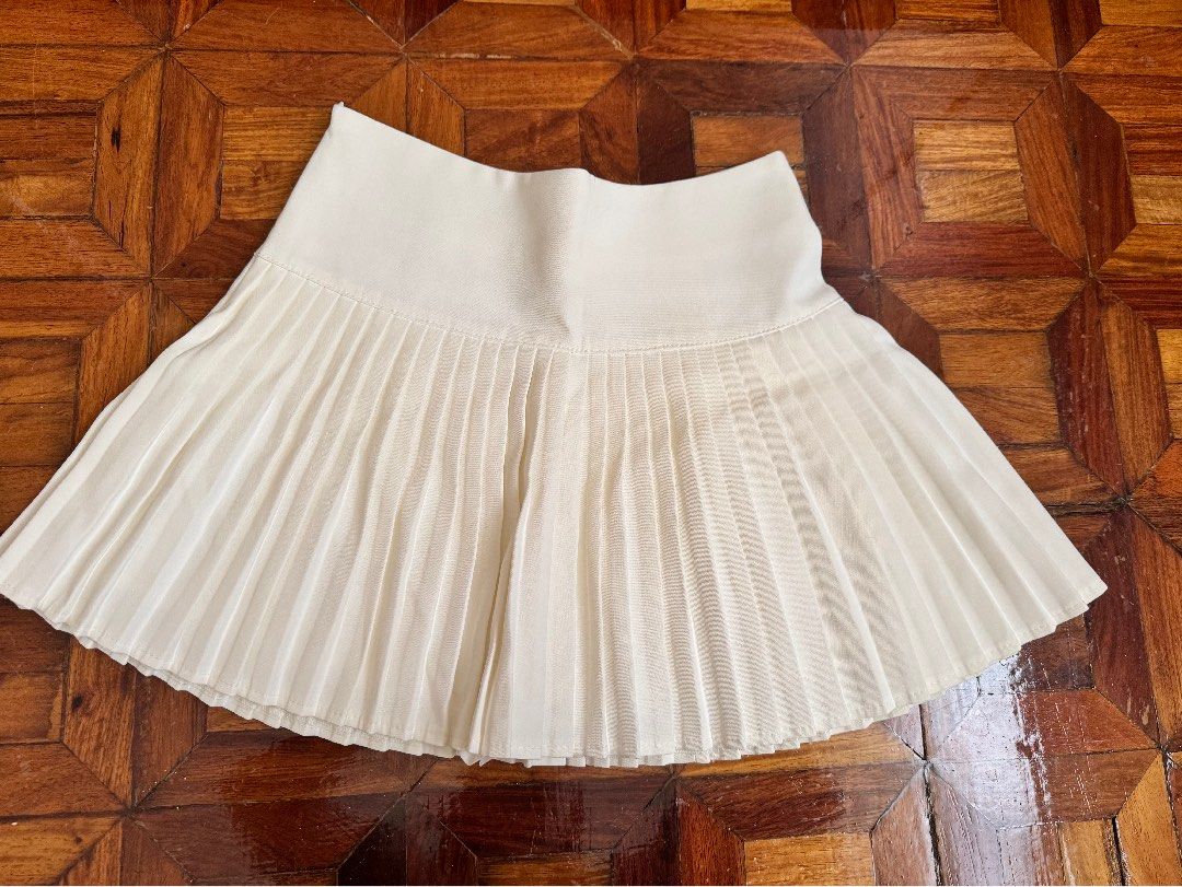 Cream Pleated Mini Skirt with Zipper (Category: Skirts) located in Quezon City. Submitted by jm227 (Listing ID 1456859802, Image 1). Description: - Cream colored mini skirt - Features neat pleats all around - Side zipper closure - Best for size S or M - Versatile for casual or dressy occasions Bought in Bangkok. Never used .