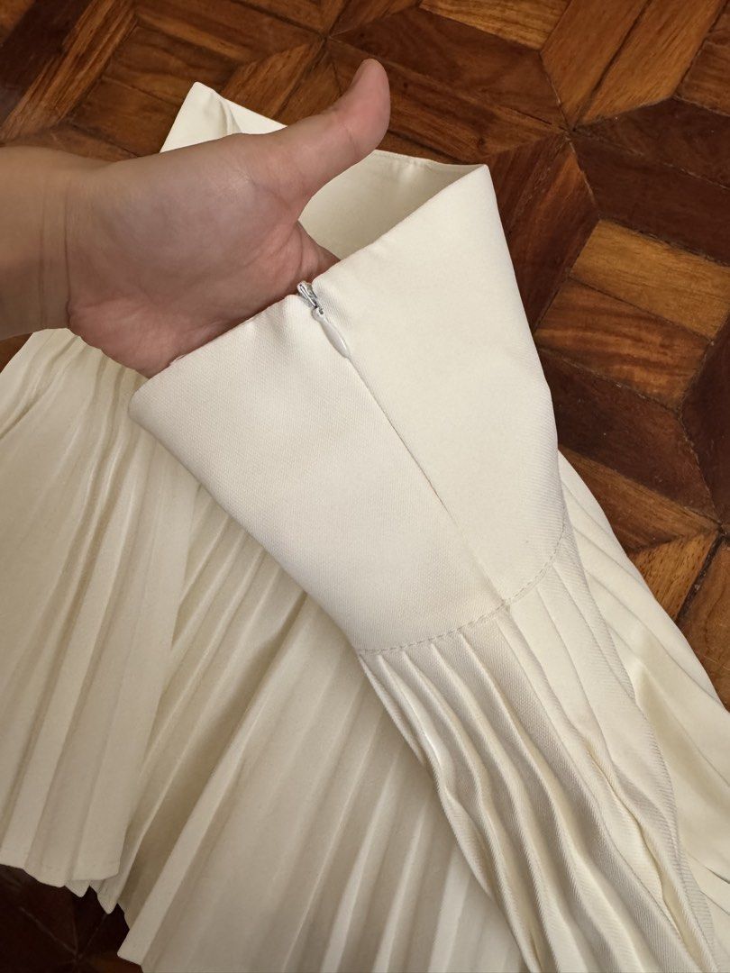 Cream Pleated Mini Skirt with Zipper (Category: Skirts) located in Quezon City. Submitted by jm227 (Listing ID 1456859802, Image 2). Description: - Cream colored mini skirt - Features neat pleats all around - Side zipper closure - Best for size S or M - Versatile for casual or dressy occasions Bought in Bangkok. Never used .