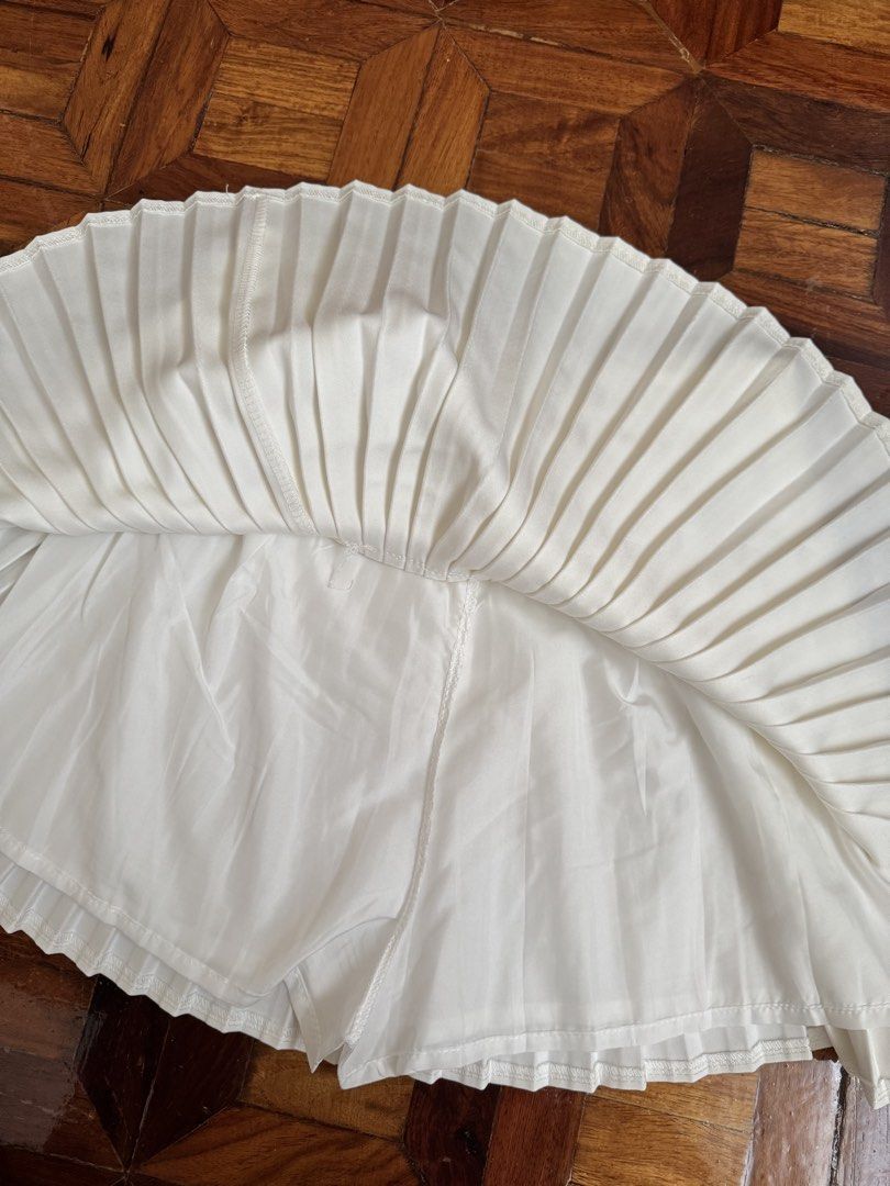 Cream Pleated Mini Skirt with Zipper (Category: Skirts) located in Quezon City. Submitted by jm227 (Listing ID 1456859802, Image 3). Description: - Cream colored mini skirt - Features neat pleats all around - Side zipper closure - Best for size S or M - Versatile for casual or dressy occasions Bought in Bangkok. Never used .