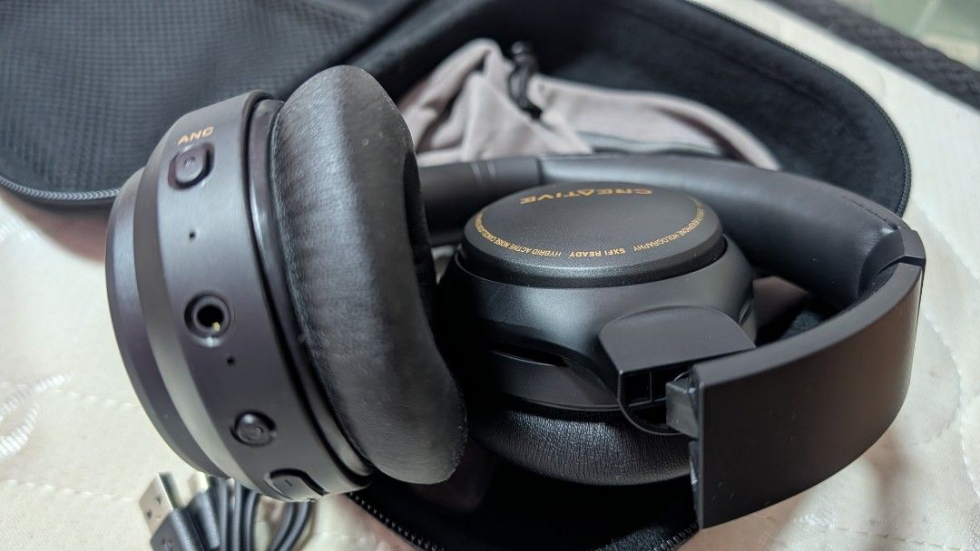 Creative (Category: Headphones & Headsets) located in Singapore. Submitted by spotlights (Listing ID 1456818628, Image 3). Description: looks new buy for my daughter, never use because sounds very louder scared to use , looking genuine buyer thanks.