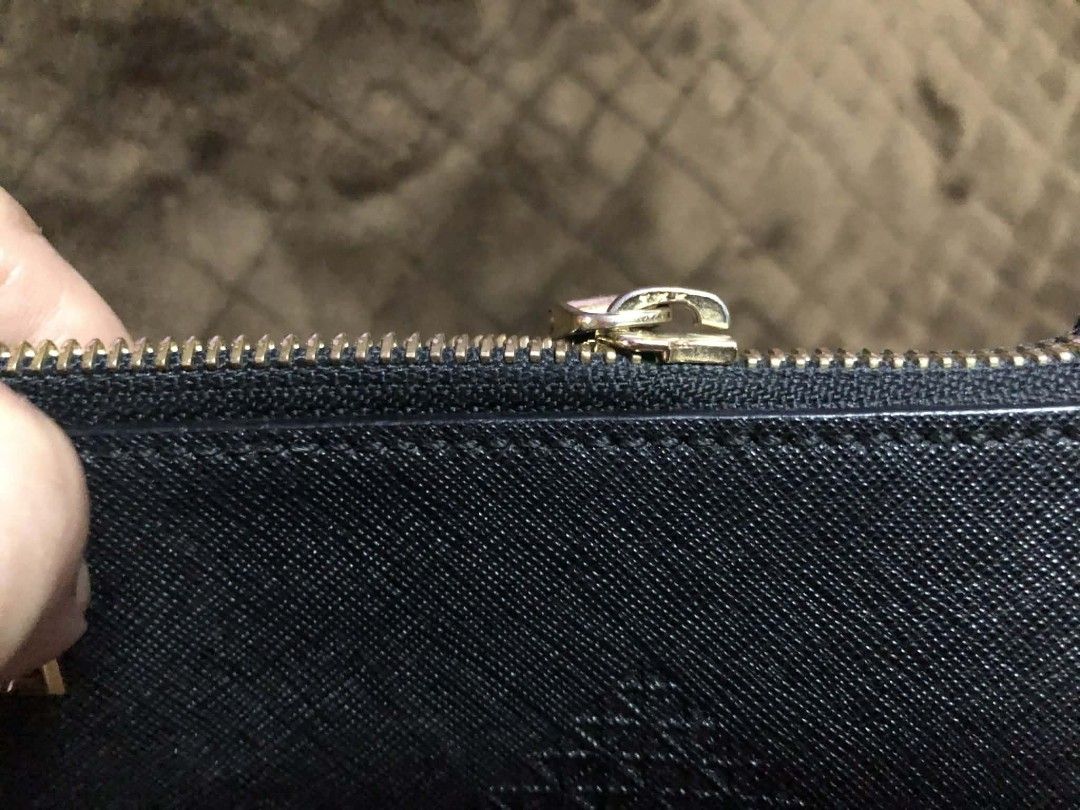 DAKS Black Leather Clutch Bag with Authenticity Card (Category: Luxury Bags & Wallets) located in Caloocan City. Submitted by jennielz (Listing ID 1456812993, Image 3). Description: - Genuine DAKS black leather clutch - Subtle embossed pattern on the front - Includes original authenticity -has minor flaws in rubber linings -no issues sa body -with certificate card - Secure gold zipper closure - Ideal for evening events or as a travel pouch.