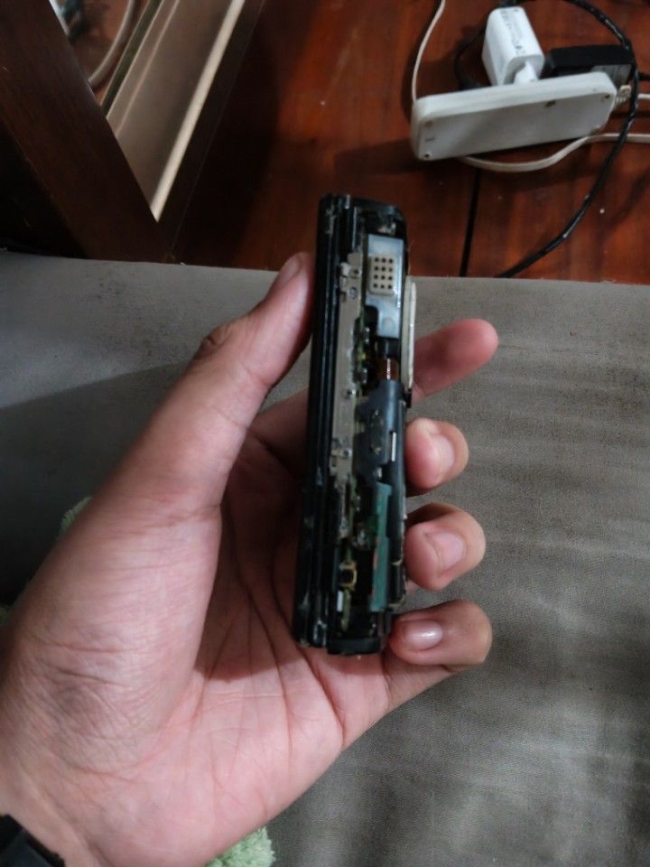 Defective Nokia N95 8GB (Read Desc) (Category: Early Generation Mobile Phones) located in Samal. Submitted by yohannesumang (Listing ID 1456879777, Image 2). Description: Issue: LCD Backlight, Housing, Camera flash, 8gb Memory (Negotiable price and Meet me only on person) (Fb: Yohanne Sumang).