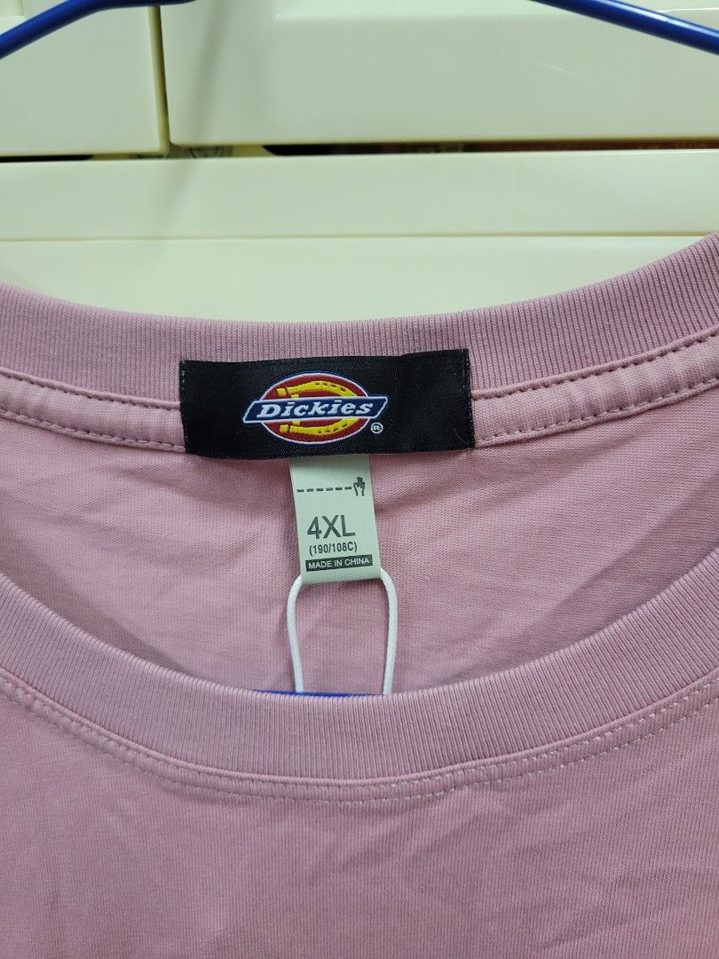 全新Dickies 粉紫色T-shirt （分類：T-shirt）位於 Hong Kong。 由 helenfs441 提交（商品編號 1456888953，圖片 3）。簡介： 全新Dickies 粉紫色T-shirt, 胸闊48吋，下午晚上時間新界九龍區均可交收，可順豐到付。。