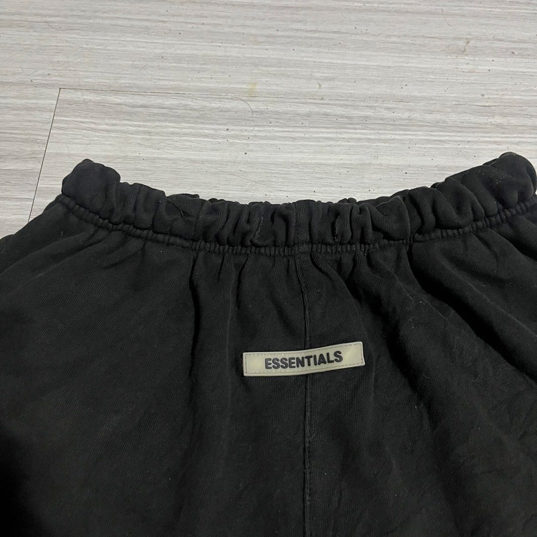 ESSENTIALS (Category: Shorts) located in Iloilo. Submitted by thrift2cali (Listing ID 1456801071, Image 3). Description: ESSEN TÏALS • EXCELLENT WAIST 25 - 36 LENGTH 17 LEG OP 13 MISSING LACE / 2 TINY PINHLE CR 9.8 / 10 ₱ 449NEGOTIABLE.