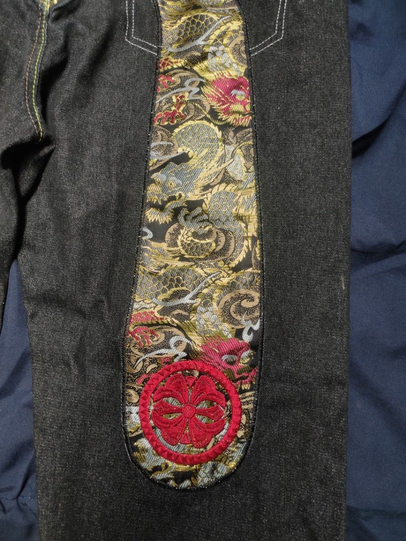 Evisu Daicock Embroidered Dragon Design (Off) (Category: Jeans) located in Manila. Submitted by montillano25396 (Listing ID 1456812974, Image 3). Description: Evisu Daicock Embroidered Dragon Design (OFF) Size: 36 excellent condition!✨.