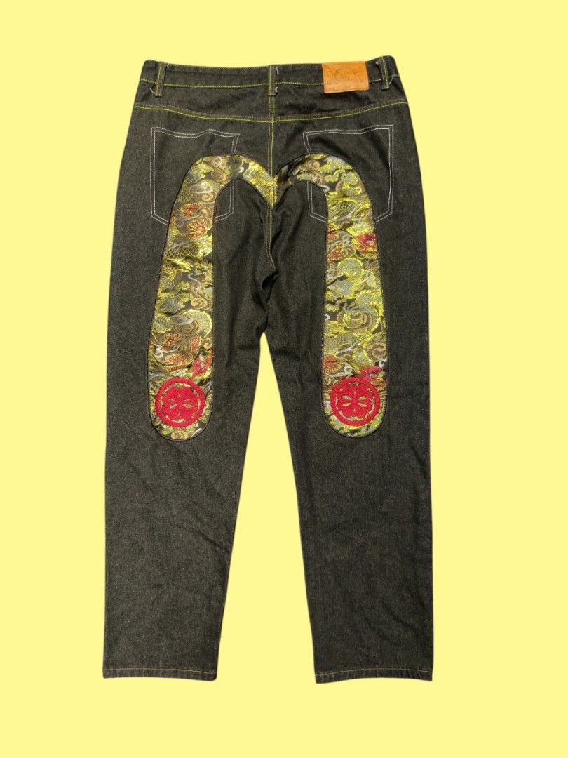 Evisu Daicock Embroidered Dragon Design (Off) (Category: Jeans) located in Manila. Submitted by montillano25396 (Listing ID 1456812974, Image 1). Description: Evisu Daicock Embroidered Dragon Design (OFF) Size: 36 excellent condition!✨.