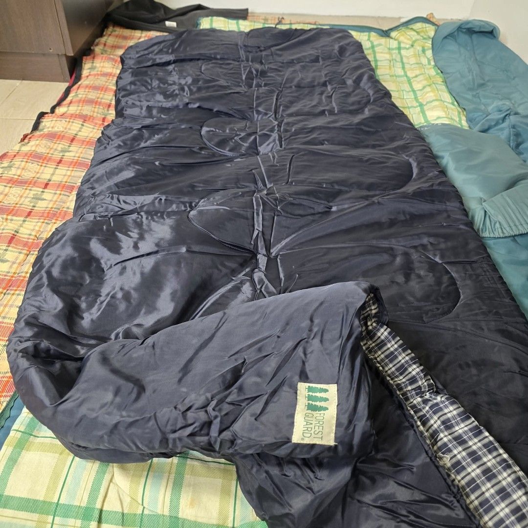 Forest Guard Sleeping Bag (Category: Hiking & Camping) located in Pasig City. Submitted by millennialthrifter (Listing ID 1456793242, Image 3). Description: 🔥𝗙𝗢𝗥𝗘𝗦𝗧 𝗚𝗨𝗔𝗥𝗗 𝗦𝗟𝗘𝗘𝗣𝗜𝗡𝗚 𝗕𝗔𝗚 ✅Brand: Forest Guard ✅Model: FG-600 ✅Envelope-style Sleeping Bag ✅Good condition (pm for the video) ✅Compact and easy to carry.
