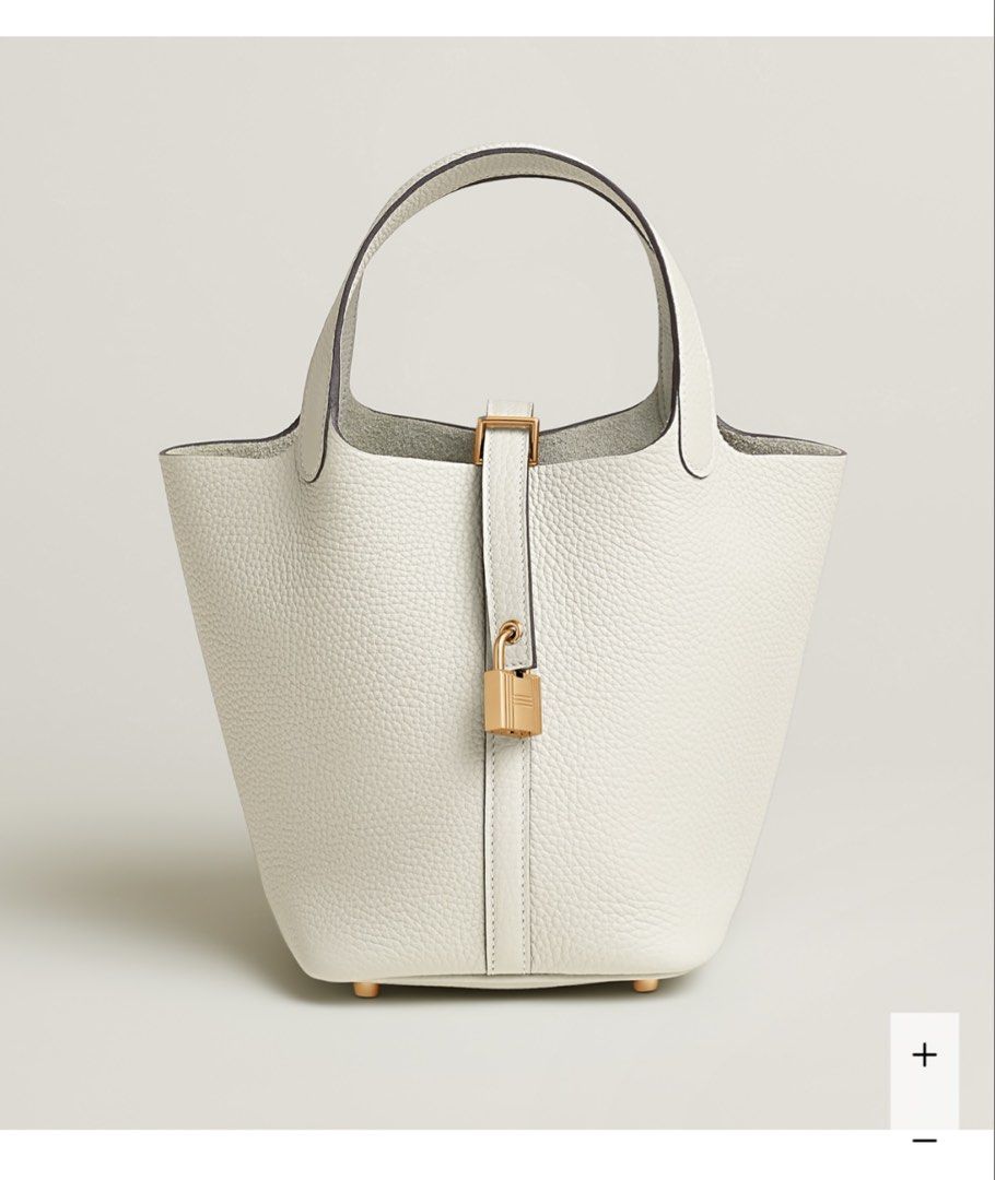 ‼️🥳特價現貨，26年8月新鮮單- Hermes picotin 18 奶昔白金釦 （分類：預購）位於 Hong Kong。 由 luxuryshop_hermes 提交（商品編號 1456944112，圖片 2）。簡介： 現貨🇭🇰-Picotin 18 奶昔白金釦 Craie GHW TC皮 氣質溫柔，春夏天必備淺色系 奶昔白灰灰白白很好搭配 ✔️靚價💕 ✔️K刻，26年8月新鮮單 ✅Full set有單可陪驗 ✅可預約合作實體店面交，可使用信用卡。