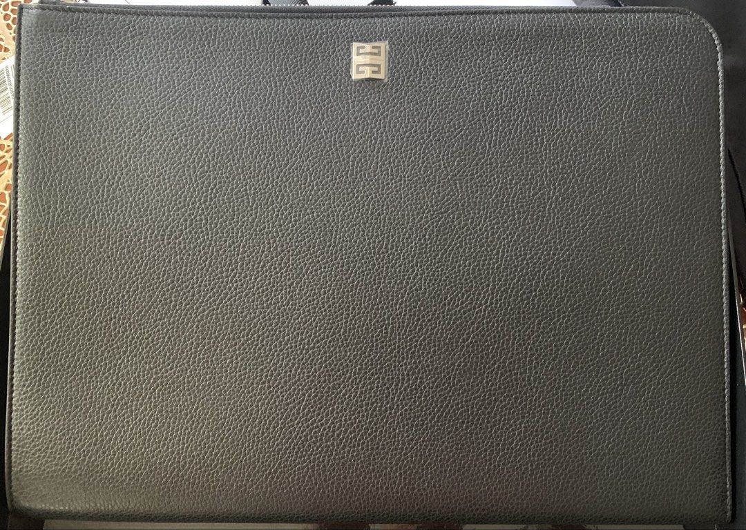 Givenchy 4G Large Gusset Pouch | Authentic | Like New (Category: Luxury Bags & Wallets) located in Las Pinas. Submitted by jlj55 (Listing ID 1456821270, Image 3). Description: #BUY WITH CONFIDENCE **PLEASE READ BEFORE MAKING AN INQUIRY** 👍🏻 100% authentic / guaranteed authentic 👍🏻 Complete inclusions as shown 👍🏻 Please see photos for condition 👍🏻 Established Carousell seller with excellent transaction history - Givenchy 4G large gusset po