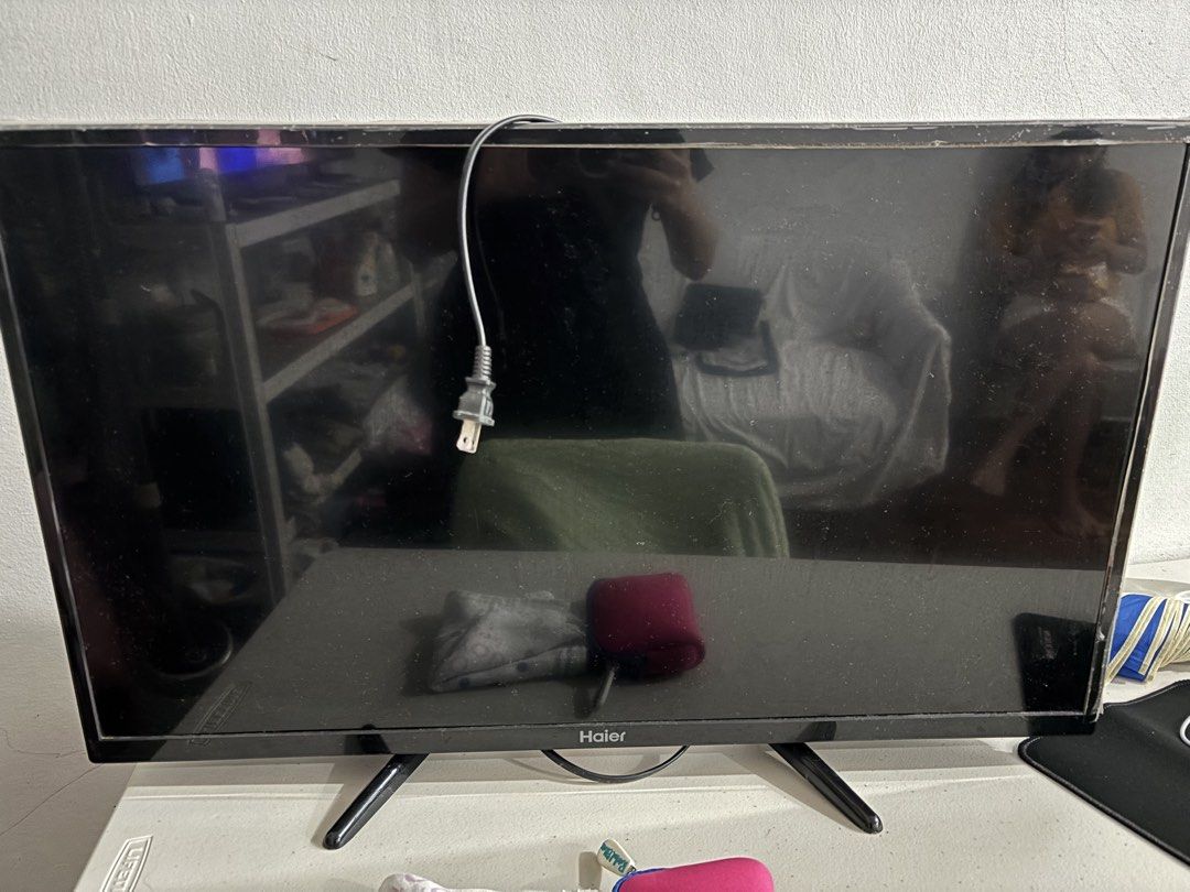 Haier LED TV 32” Model LE24F5500 (Category: TV) located in Makati City. Submitted by lessthan501 (Listing ID 1456822850, Image 1). Description: - Haier 32-inch LED TV - Model: LE24F5500 - Flat screen - Built-in receiver - Power consumption: 50W - HDMI compatible - Selling as is Rfs: walang backlight biglang nawala. Hehe. Makikita po sa 3rd picture na buo pa sya. Wala lang talagang back light. Last picture is the picture with backlight pa. With re