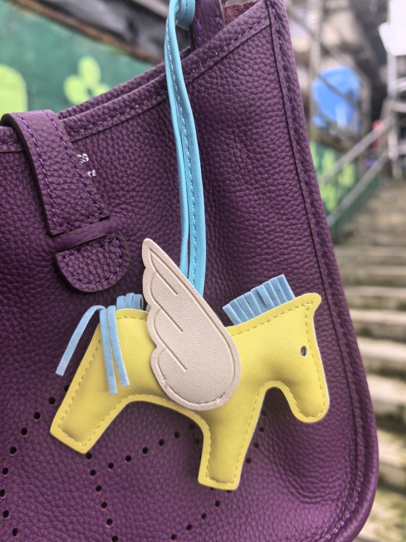 Hermes bag (Category: Luxury Bags & Wallets) located in Baguio. Submitted by ashzachary (Listing ID 1456903204, Image 2). Description: Hermes bag Condition :Excellent condition Color rate 10/10 Size :small No issues No flaws Super ganda sa personal Pm. More details Good quality Plsss 📌No Bogus 📌No return MOP What you see is what you get PALAWAN, CEBUNA GCASH AND BDO Reminder😊 We're selling thrifted clothes so please manage you expectations All