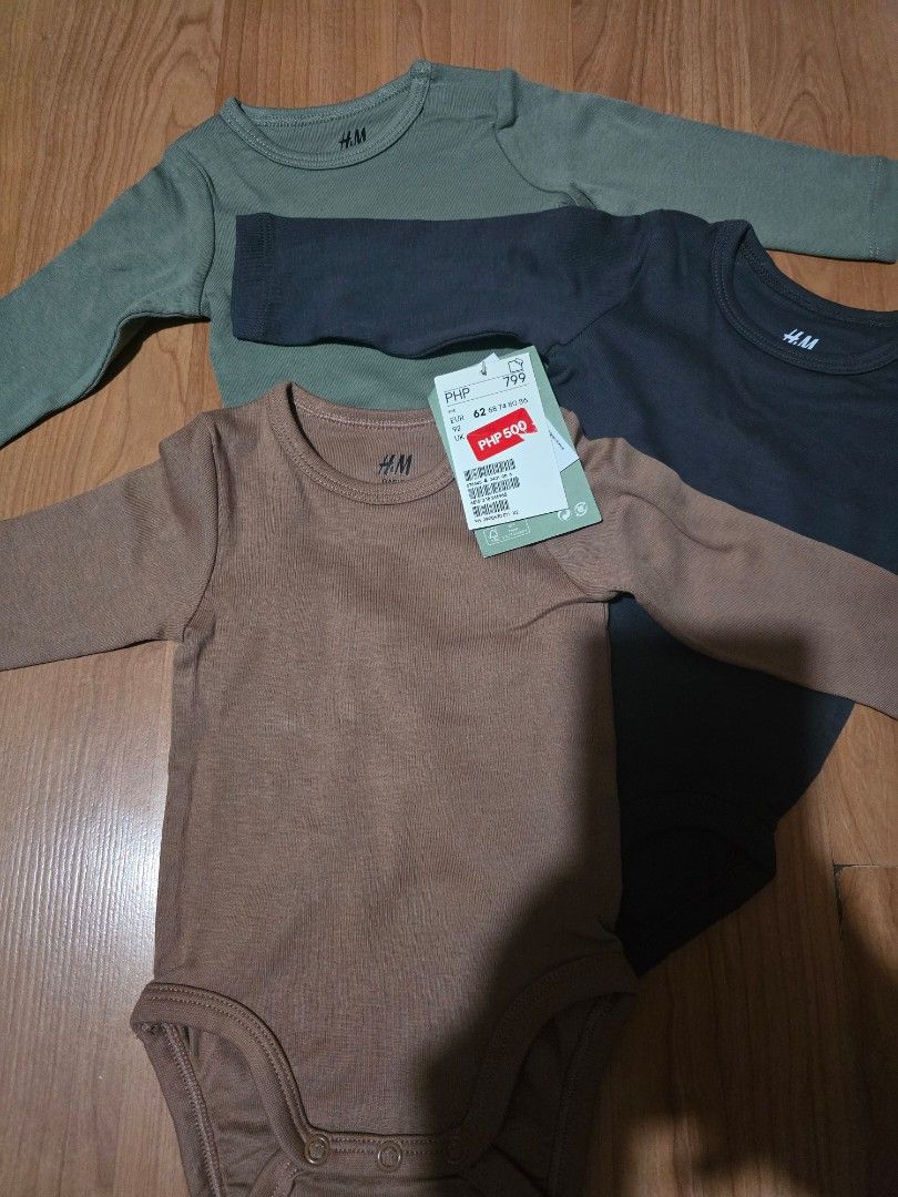 H&M Basic Organic Cotton Long Sleeve Bodysuits (3 Months) (Category: Babies & Kids Fashion) located in Las Pinas. Submitted by luxeprelovedstuff (Listing ID 1456905915, Image 1). Description: - Set of 3 H&M long sleeve bodysuits - Made from soft, organic cotton - Colors: Olive Green, Dark Grey, Brown - Size: EUR 62 (US 3M, CA/MX/UK 2-4M, CN 66/44, AUS 000) - Ideal for everyday wear for your little one.