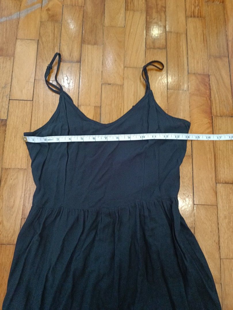 H&M Black Spaghetti Strap Smocked Dress (Category: Dresses) located in Quezon City. Submitted by cheecharon (Listing ID 1456785929, Image 3). Description: - Spaghetti strap top and A-line skirt - Versatile: Great for casual wear or dressing up - Easy to style - Fabric is soft, flowy and comfortable - Used only 2-3x.