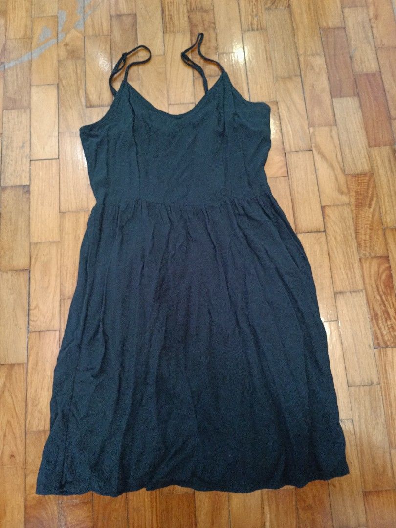 H&M Black Spaghetti Strap Smocked Dress (Category: Dresses) located in Quezon City. Submitted by cheecharon (Listing ID 1456785929, Image 1). Description: - Spaghetti strap top and A-line skirt - Versatile: Great for casual wear or dressing up - Easy to style - Fabric is soft, flowy and comfortable - Used only 2-3x.