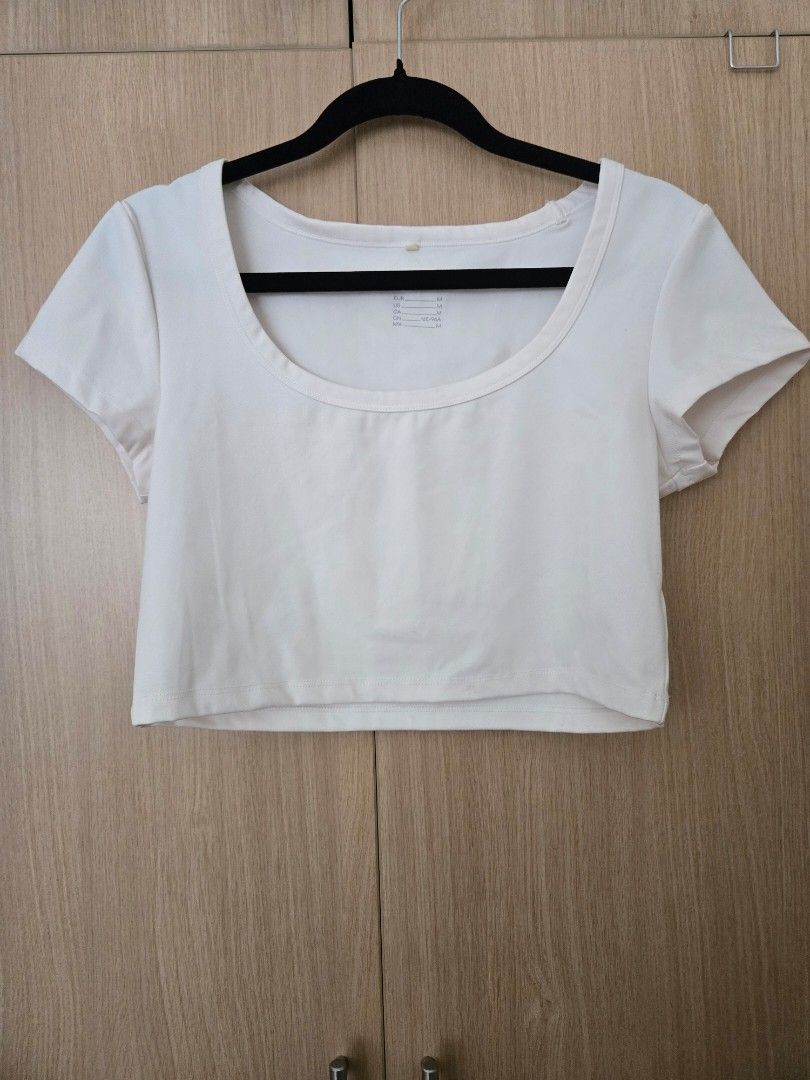H&M Move White Cropped Shirt (Category: Activewear) located in Quezon City. Submitted by samcas (Listing ID 1456886216, Image 1). Description: H&M Move white cropped tee. Comfy, breathable fabric. Perfect for gym or everyday style..