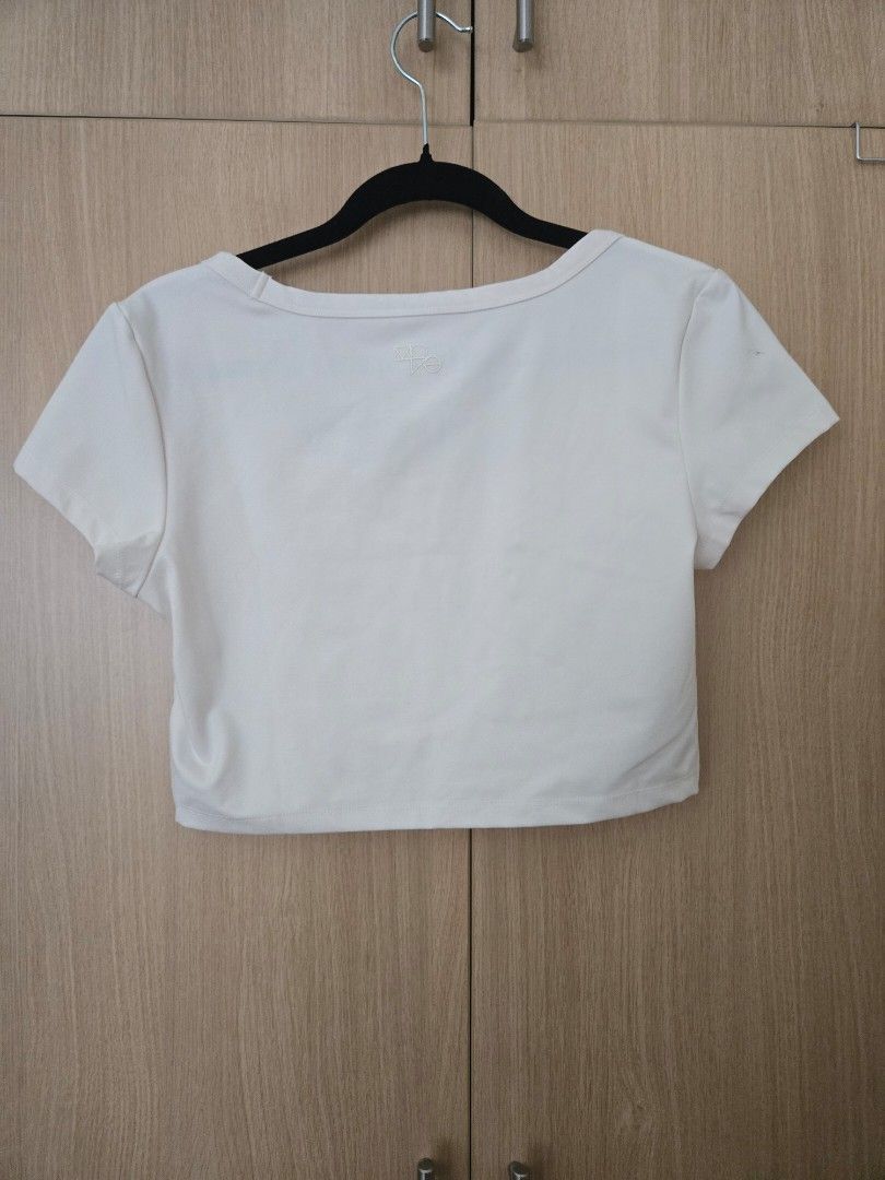 H&M Move White Cropped Shirt (Category: Activewear) located in Quezon City. Submitted by samcas (Listing ID 1456886216, Image 3). Description: H&M Move white cropped tee. Comfy, breathable fabric. Perfect for gym or everyday style..