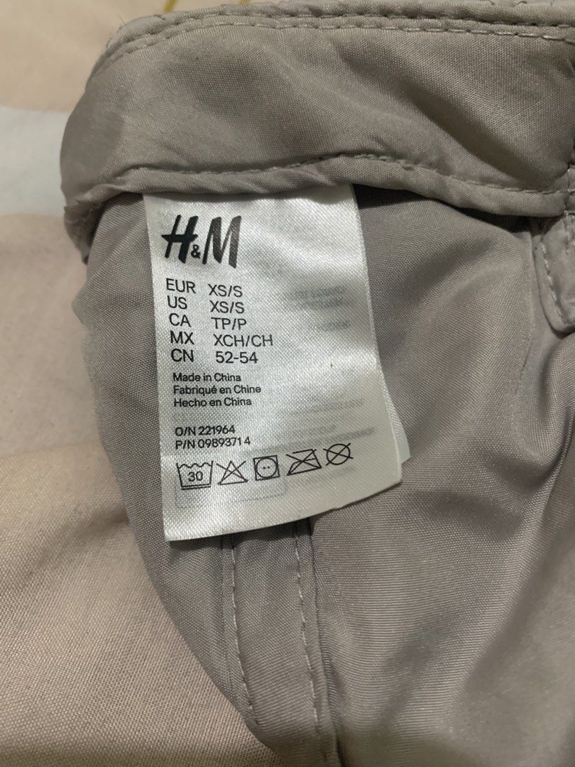 H&M quilted puffer baseball cap (Category: Caps & Hats) located in Binan City. Submitted by katespanie (Listing ID 1456829773, Image 3). Description: Still good as new, no flaws and check na lang yung photos for its condition. Need lang ng konting wash pero overall goods na 📍 Location: LAGUNA 🚚 Lalamove delivery available. 💸 Shipping fee is shouldered by the buyer. 📦 Buyer will pay for the item upon delivery. PM me for more details.