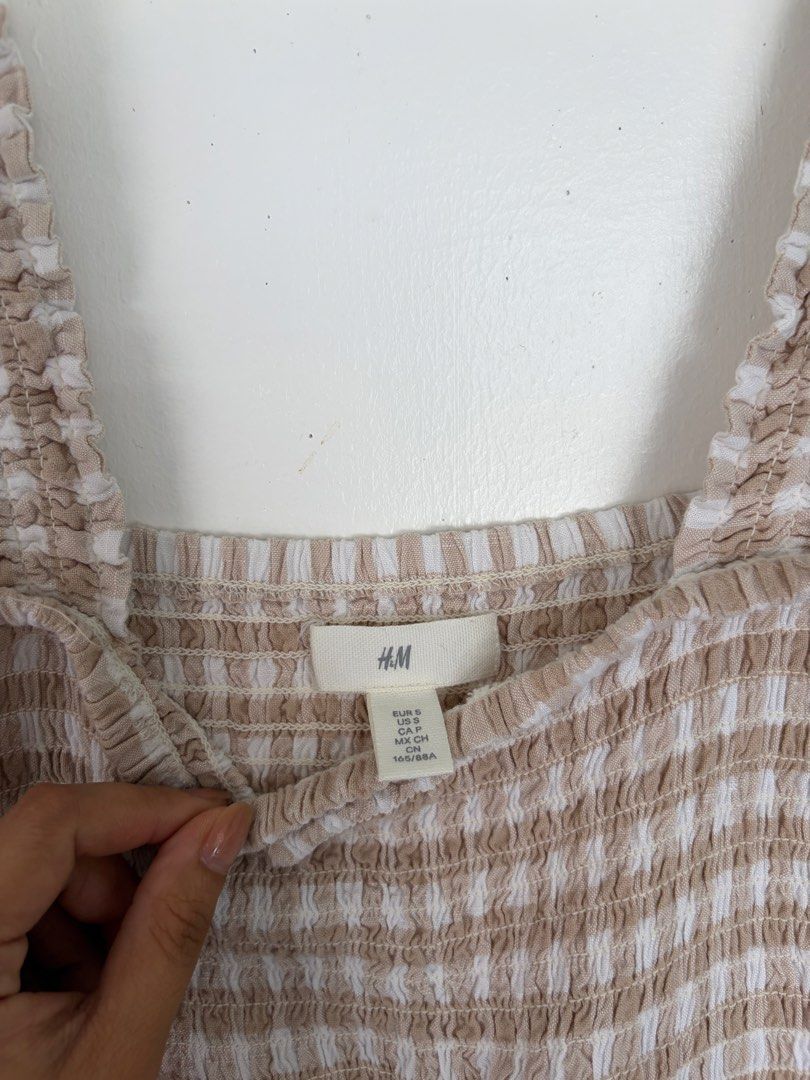 H&M rompers (Category: Rompers) located in Lipa City. Submitted by riz022 (Listing ID 1456814728, Image 2). Description: Small to large frame since smocked design and stretchy.