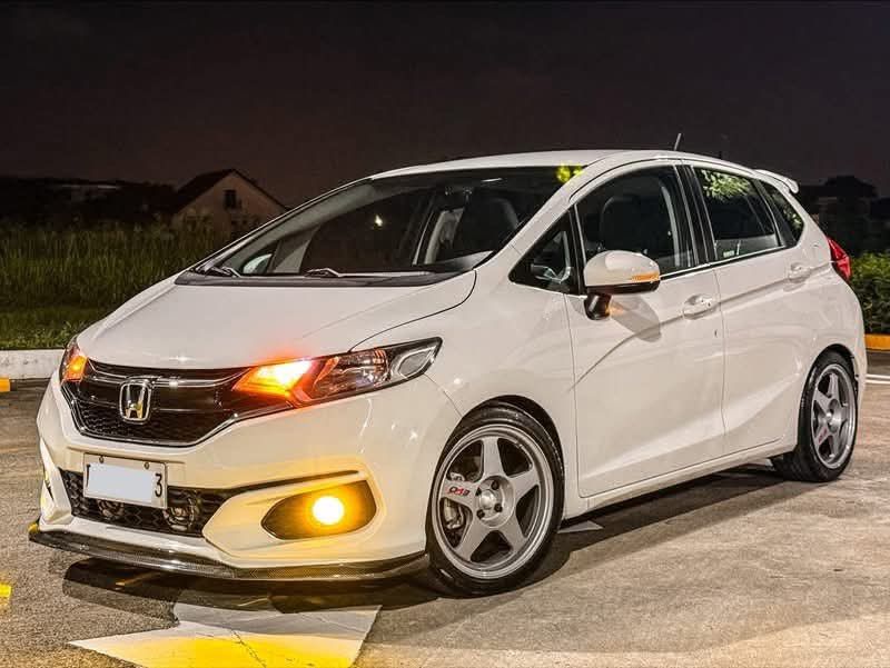 Honda Jazz VX Navi Auto (Category: Used Cars) located in Manila. Submitted by quality_cars (Listing ID 1456784454, Image 2). Description: Baka naghahanap ka ng Guaranteed Fresh and Clean reliable daily? 😊🤍 Check this out! 🔥🫡 2020 Honda Jazz VX Navi 💯 ✔️J’s Racing Lowering Springs (Stock spring included) ✔️17” Rota Regamaster Evo ✔️Kakimoto Regu.06 R N1 Exhaust ✔️Carbon Fiber Front Lip ✔️X-Films Clear Tint ✔️All LED Lights etc.. Original Pain