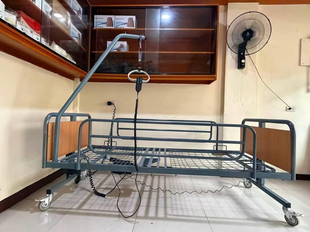 Hospital bed (Category: Medical Supplies & Tools) located in Manila. Submitted by bernajimenez (Listing ID 1456788264, Image 2). Description: FOR SALE USED IN GOOD CONDITION 🛏️ ELECTRIC HOSPITAL BED WITH TRAPEZE BAR — Full Description ✅ OVERVIEW Heavy-Duty Electric Hospital Bed — Complete with Trapeze Bar & Remote Control Premium medical-grade bed ideal for home care, hospitals, and caregiving. Fully adjustable, sturdy, and patient-friendly. 📋 