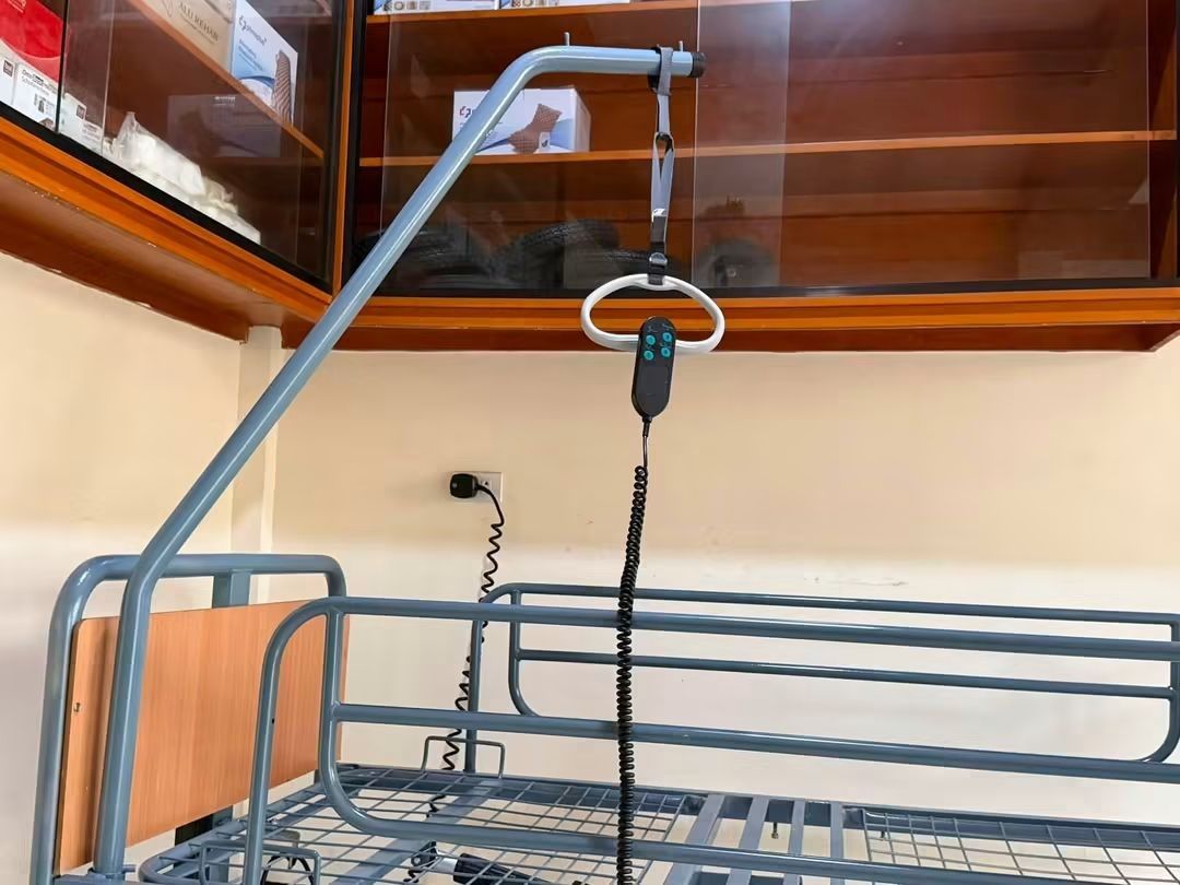 Hospital bed (Category: Medical Supplies & Tools) located in Manila. Submitted by bernajimenez (Listing ID 1456788264, Image 3). Description: FOR SALE USED IN GOOD CONDITION 🛏️ ELECTRIC HOSPITAL BED WITH TRAPEZE BAR — Full Description ✅ OVERVIEW Heavy-Duty Electric Hospital Bed — Complete with Trapeze Bar & Remote Control Premium medical-grade bed ideal for home care, hospitals, and caregiving. Fully adjustable, sturdy, and patient-friendly. 📋 
