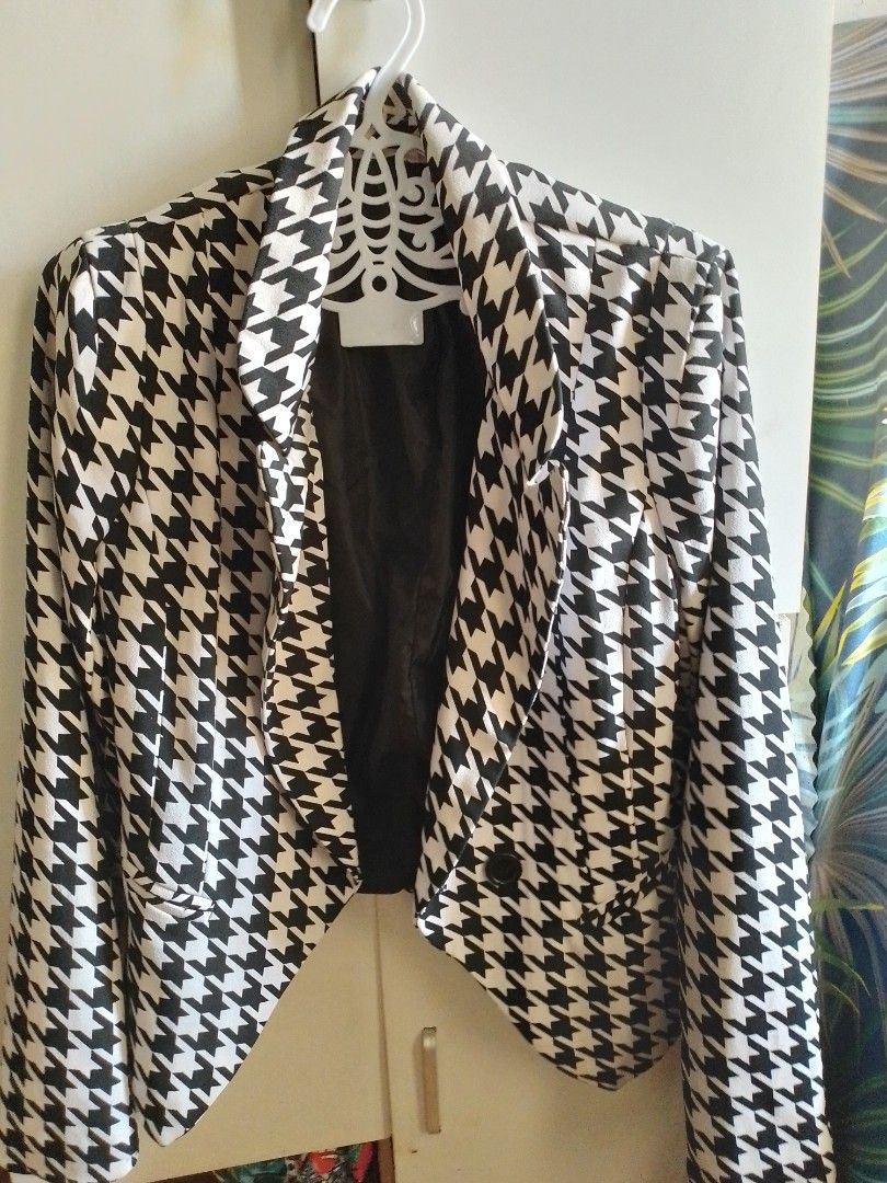 My Lucky korean Blazer #2 (Category: Coats, Jackets and Outerwear) located in Paranaque City. Submitted by juanstopshop23 (Listing ID 1456793122, Image 2). Description: Bought from Singapore🇸🇬 Longer blazer than the once wore by the model. Until hips for a 5’4 lady😊 Classic black and white houndstooth blazer. Structured look with dark inner lining. Perfect for elevating jeans or trousers..