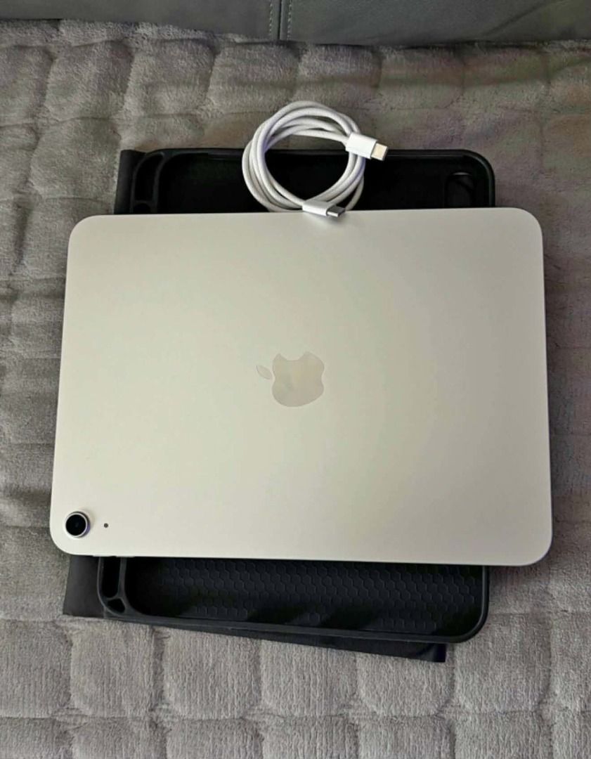 IPAD A16 SILVER 128GB (Category: iPad) located in Makati City. Submitted by fierceowl.ef40f6 (Listing ID 1456875113, Image 2). Description: no box, free charger and case.