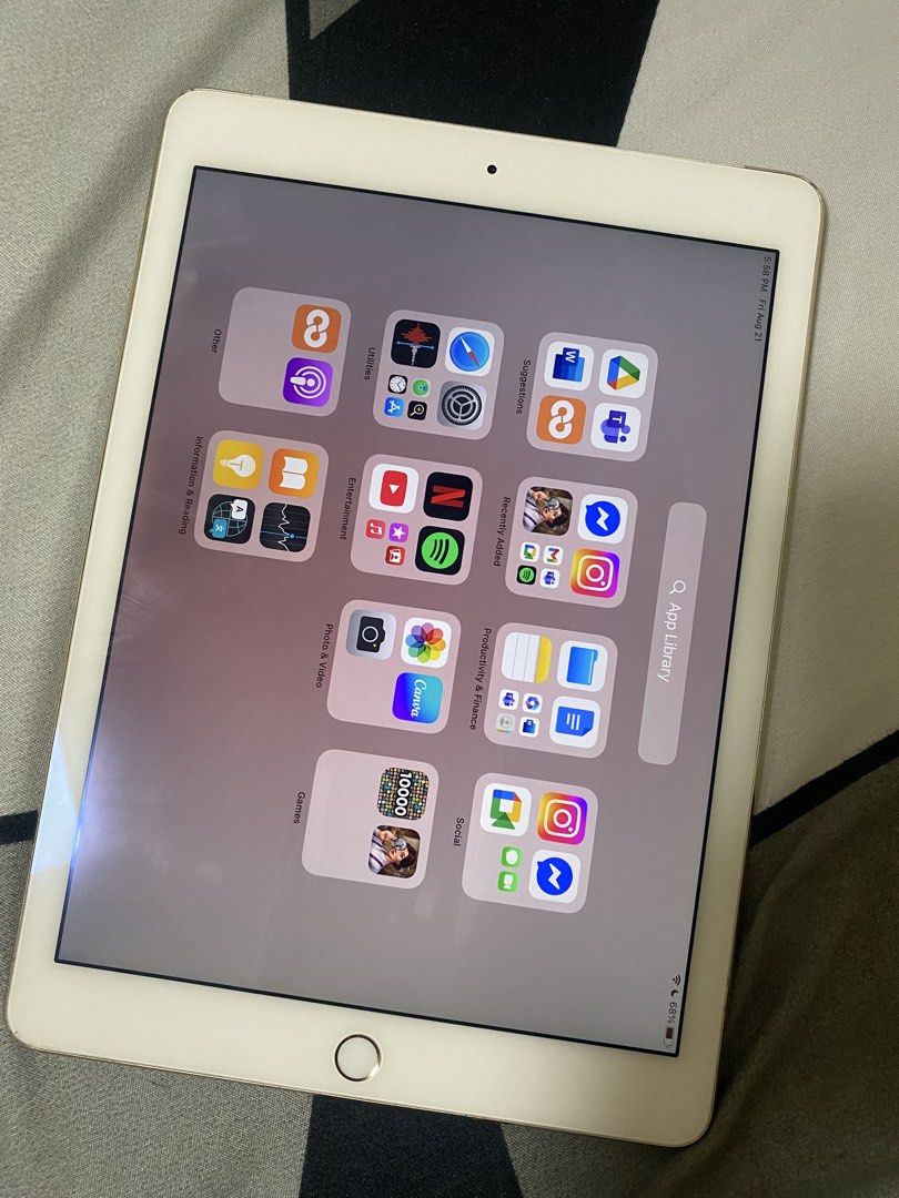 Ipad Air 2 (Category: iPad) located in General Trias. Submitted by annnn_l (Listing ID 1456872206, Image 3). Description: Ipad Air 2 (64 gb) Lady owned Used for studies No issues Minor scratches lang RFS: Bibili ng bagong ipad na pwede yung apple pencil for studies Price is negotiable.