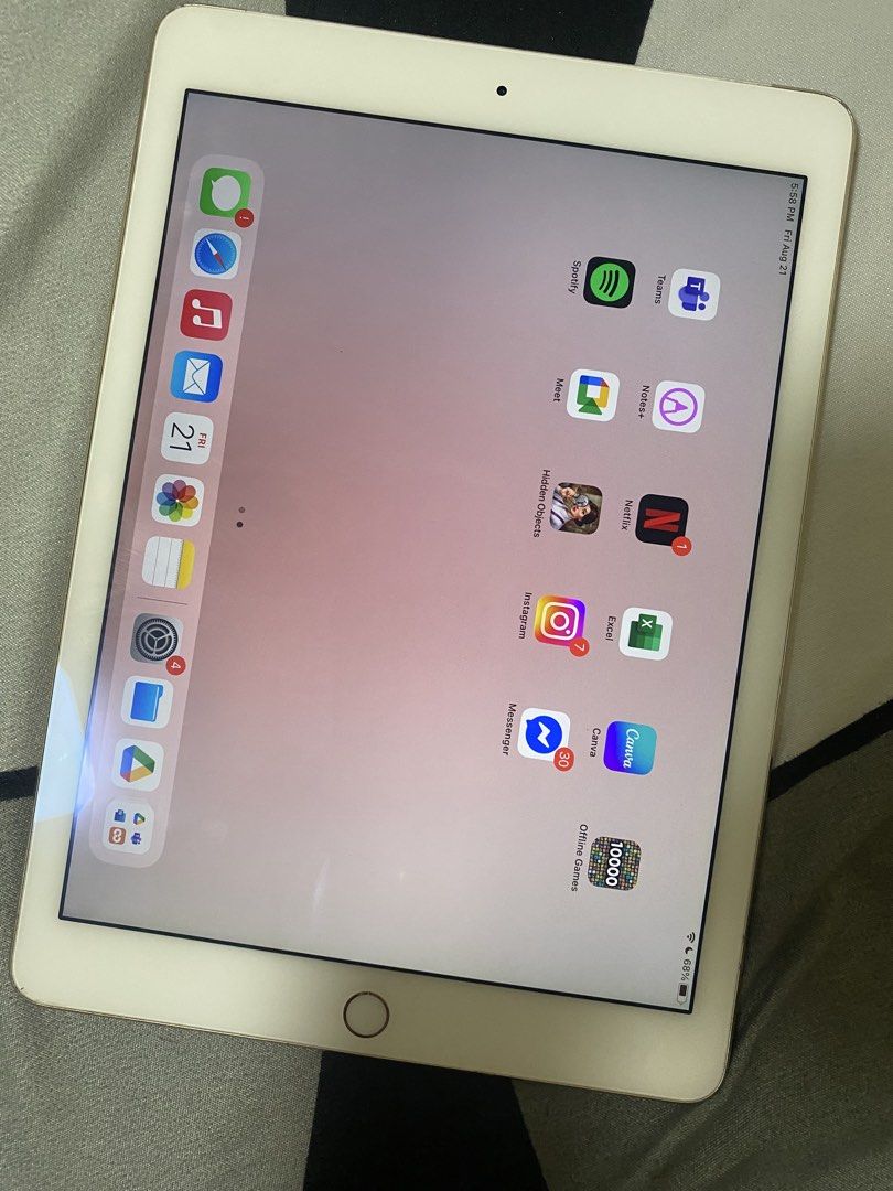Ipad Air 2 (Category: iPad) located in General Trias. Submitted by annnn_l (Listing ID 1456872206, Image 2). Description: Ipad Air 2 (64 gb) Lady owned Used for studies No issues Minor scratches lang RFS: Bibili ng bagong ipad na pwede yung apple pencil for studies Price is negotiable.