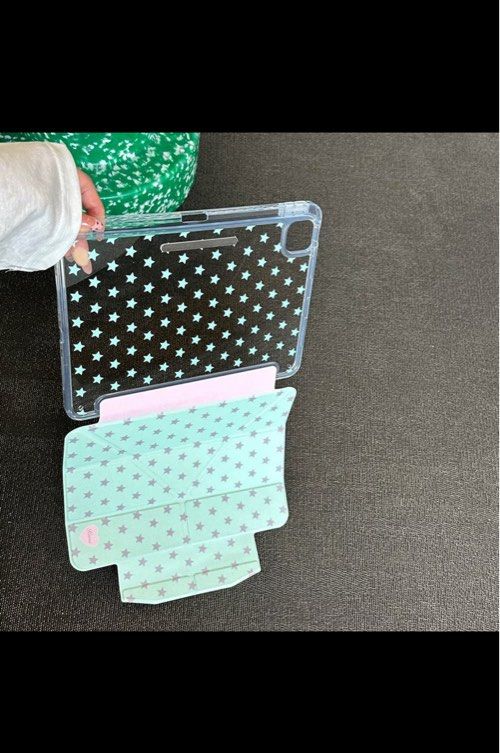 Ipad case (Category: Cases & Sleeves) located in Singapore. Submitted by zenturtle_0678d8 (Listing ID 1456800951, Image 1). Description: * iPad 5 (2017) * iPad 6 (2018) 9.7 inch Brand new iPad case, never used. I bought the wrong size by mistake .