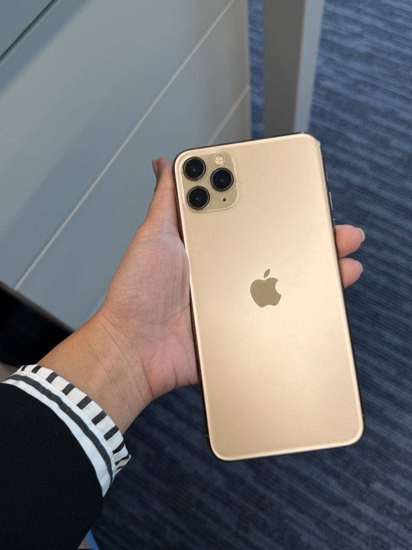 Iphone 11 pro max (Category: iPhone 11 Series) located in Cebu City. Submitted by yumi_romano (Listing ID 1456824972, Image 2). Description: • Lady-owned • Still in good condition • Never repaired • Globe-locked • RFS: Extra phone PM for inquiries and more details. 😊.