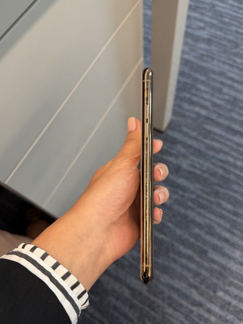 Iphone 11 pro max (Category: iPhone 11 Series) located in Cebu City. Submitted by yumi_romano (Listing ID 1456824972, Image 3). Description: • Lady-owned • Still in good condition • Never repaired • Globe-locked • RFS: Extra phone PM for inquiries and more details. 😊.