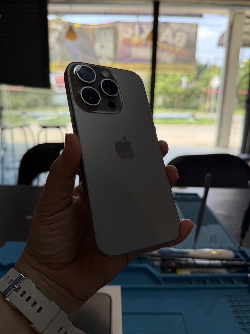 iPhone (Category: OPPO) located in Sungai Petani. Submitted by firscha (Listing ID 1456870392, Image 2). Description: Assamualaikum,iPhone 15pro kesayangan untuk dilepaskan ,harga boleh nego sikit2 lagi Nak Serius buyers sahaja🙏🏻 Reason nak jual sebb nak upgrade iphone 18 pulak🥴 Dapat full set dengan kotak ada sekali original cable dalam kotak .