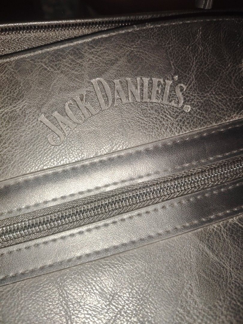 Jack daniel (Category: Luxury Bags & Wallets) located in Bulacan. Submitted by jhefkheelo02163 (Listing ID 1456782288, Image 2). Description: Jack daniel travel bag No flaws 3-5days pede Issue wala lang sling.