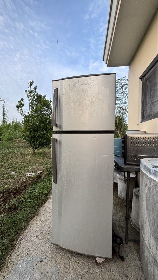 Kelvinator Ref (Category: Refrigerators and Freezers) located in Manila. Submitted by prelovedbyjive (Listing ID 1456872317, Image 1). Description: 3 years of usage na po, pina padispose nalang po ng parents ko Issue lang po is yung sa baba na door is natatanggal, pero mapapa ayos pa naman po.