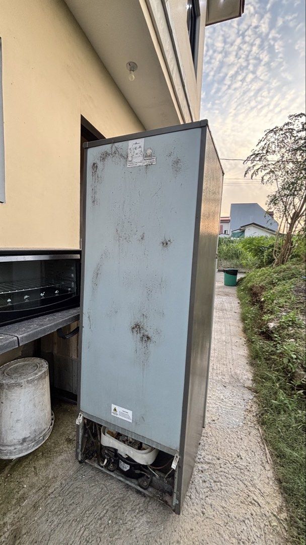Kelvinator Ref (Category: Refrigerators and Freezers) located in Manila. Submitted by prelovedbyjive (Listing ID 1456872317, Image 2). Description: 3 years of usage na po, pina padispose nalang po ng parents ko Issue lang po is yung sa baba na door is natatanggal, pero mapapa ayos pa naman po.